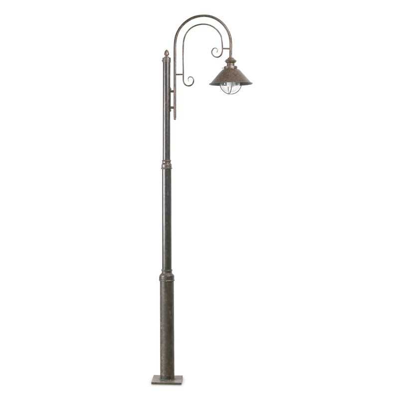 Floor lamp in oxidized steel with E27 socket in Begues.