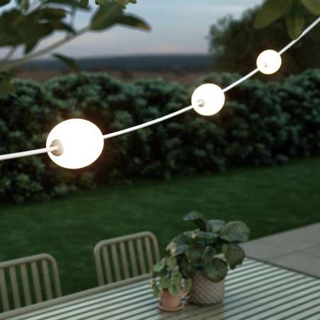 Linear outdoor garland with three lights, total length 6.5 meters.